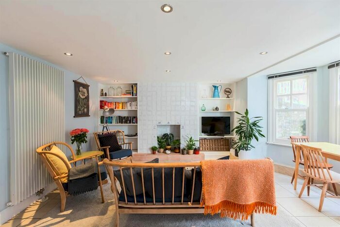 2 Bedroom Maisonette For Sale In Durley Road, London, N16