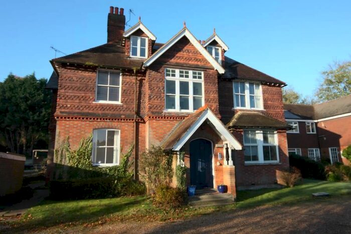 2 Bedroom Flat To Rent In The Street, Shalford, Guildford, GU4