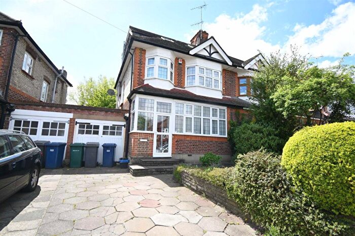 4 Bedroom Semi Detached House To Rent In Chanctonbury Way, Woodside Park, N12