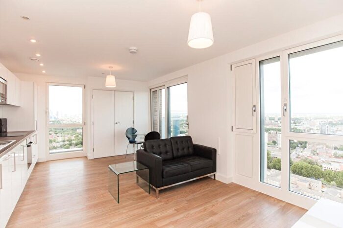 Flat To Rent In Jefferson Plaza, Bow, London, E3