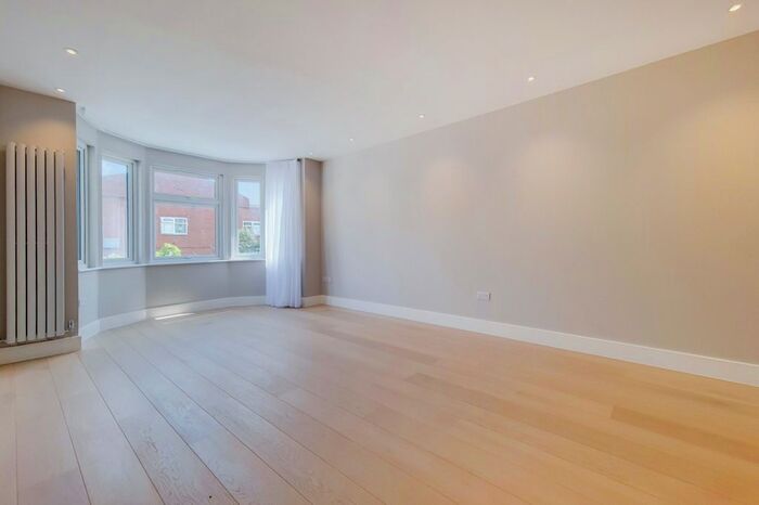 3 Bedroom Flat To Rent In The Drive, London, NW11