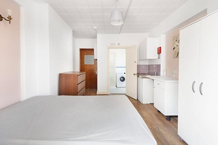 Flat To Rent In Springwell Avenue, London, NW10