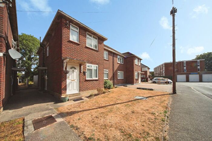 2 Bedroom Flat For Sale In Mullion Close, Luton, LU2