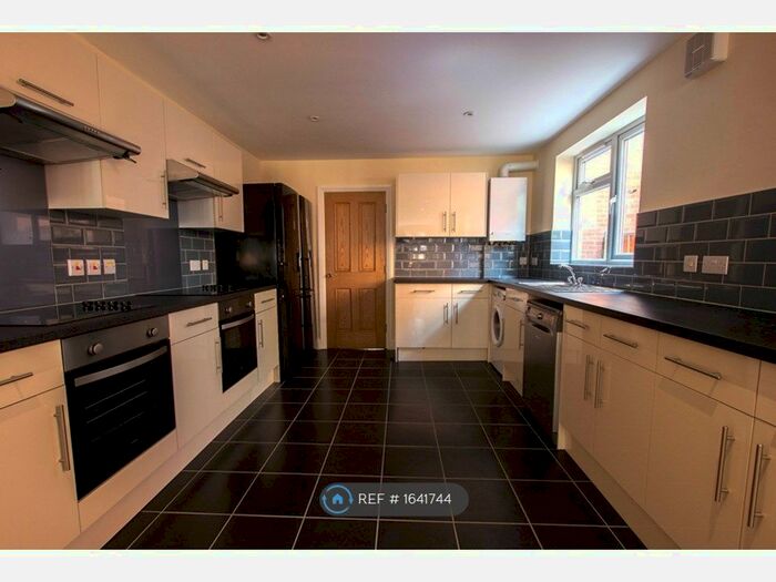 8 Bedroom Semi-Detached House To Rent In Wilton Avenue, Southampton, SO15