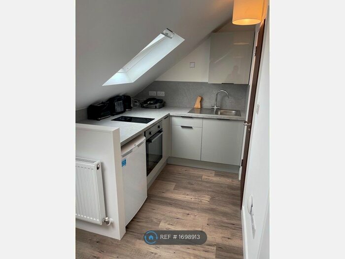 Studio To Rent In Hedge Lane, London, N13