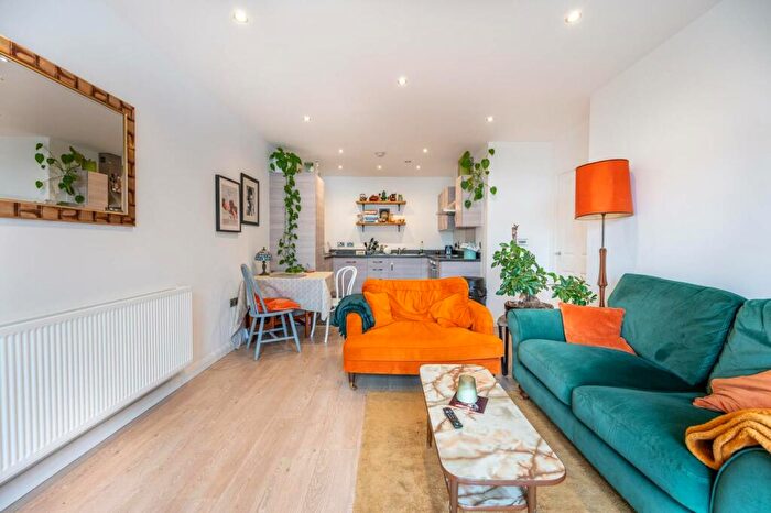 2 Bedroom Flat To Rent In Bodiam Court, Walthamstow, London, E17