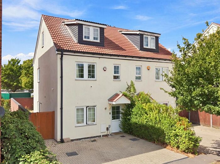 3 Bedroom Semi-Detached House For Sale In Whittle Road, Basildon, SS14