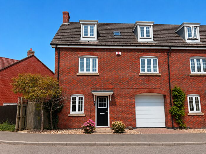 4 Bedroom Semi-Detached House For Sale In Buttercup Road, Desborough, Kettering, NN14