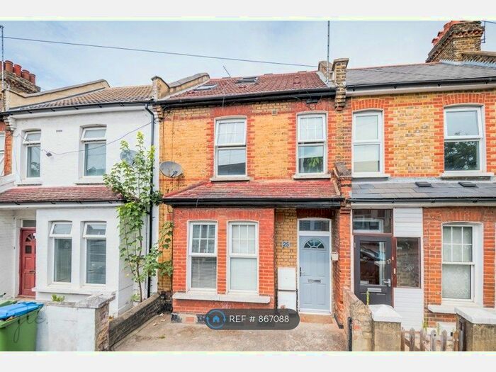 2 Bedroom Flat To Rent In Brookdene Road, London, SE18