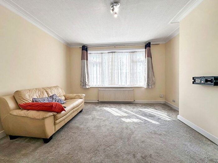 3 Bedroom Flat To Rent In Queensbury Station Parade, Queensbury, HA8
