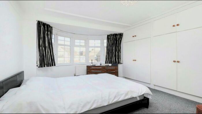 2 Bedroom Flat To Rent In Millway, London, NW7