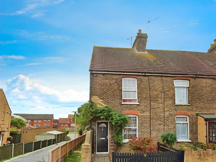 3 Bedroom End Terrace House For Sale In Oak Road, Sittingbourne, ME10