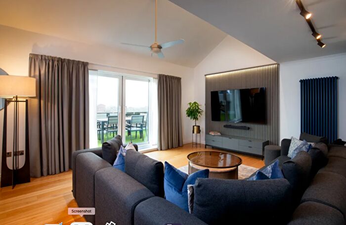 3 Bedroom Flat To Rent In Kensington Hight St, London, W8