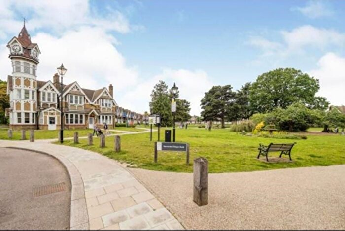 2 Bedroom Flat To Rent In New Mossford Way, Ilford, Barkingside, Ig8