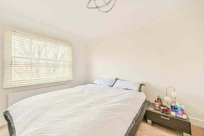 2 Bedroom Flat To Rent In Redcliffe Gardens, Chelsea, London, SW10