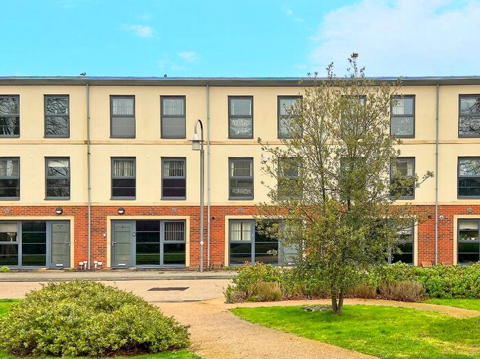 4 Bedroom Town House To Rent In Lion Road, Farnborough, GU14