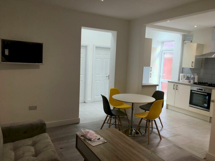 6 Bedroom Semi-Detached House To Rent In Queens Road, Beeston, NG9