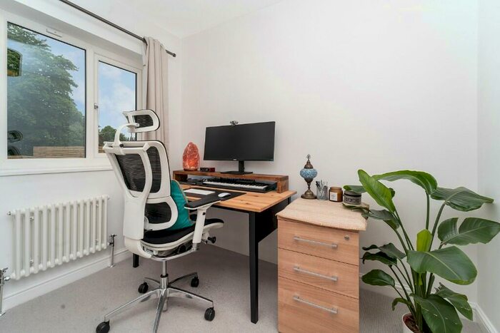 3 Bedroom Town House To Rent In Lidgett Lane, Leeds, West Yorkshire, LS8