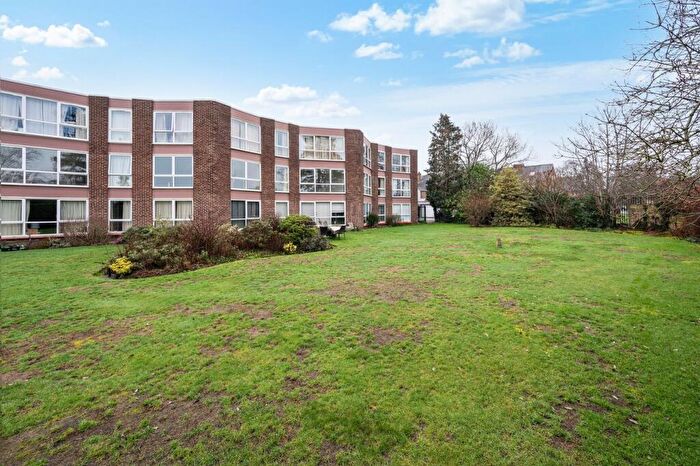 2 Bedroom Apartment For Sale In Parkside Court, Weybridge, KT13