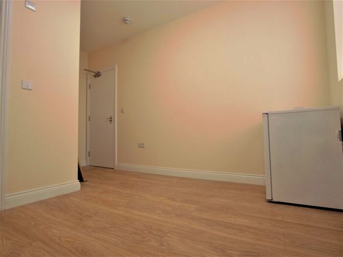 Property To Rent In High Road, London, N12