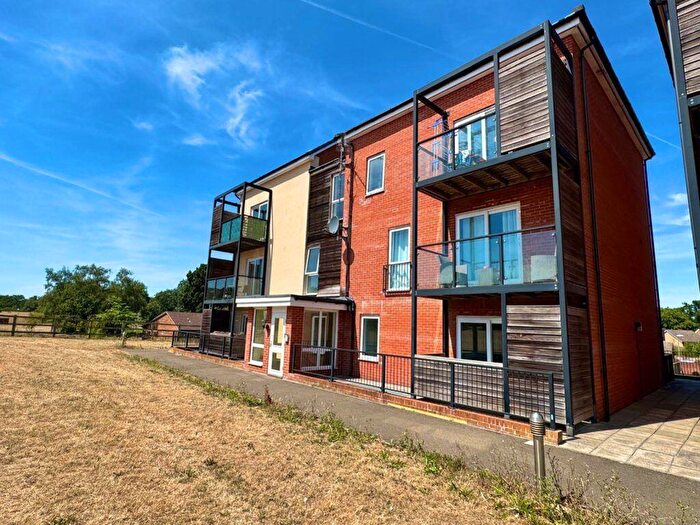 2 Bedroom Flat To Rent In Nicholson Park, RG12