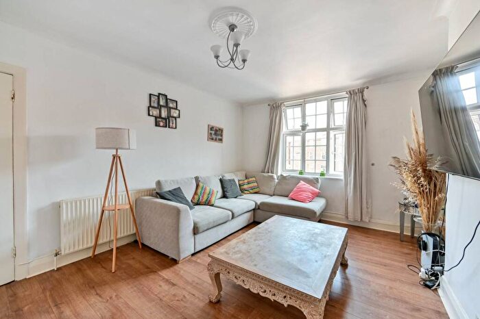 2 Bedroom Flat For Sale In Birkenhead Avenue, Kingston, Kingston Upon Thames, KT2