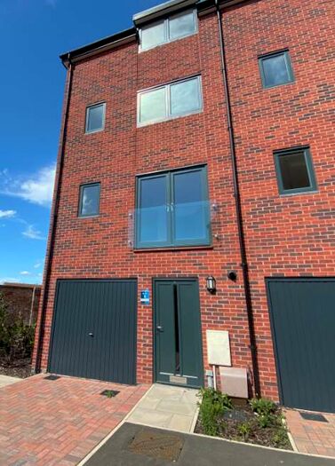 4 Bedroom Town House To Rent In Bainbridge Court, Newark, NG24