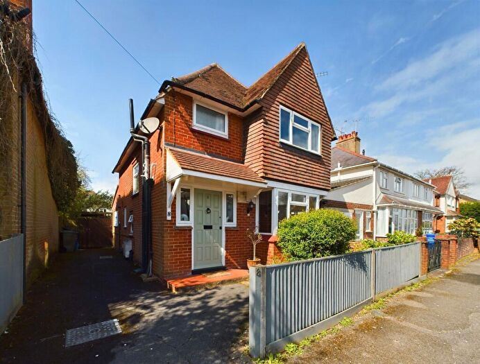 3 Bedroom Detached House For Sale In Brockenhurst Road, Aldershot, GU11