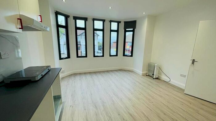 Studio To Rent In Sevington Road, Hendon Central, NW4
