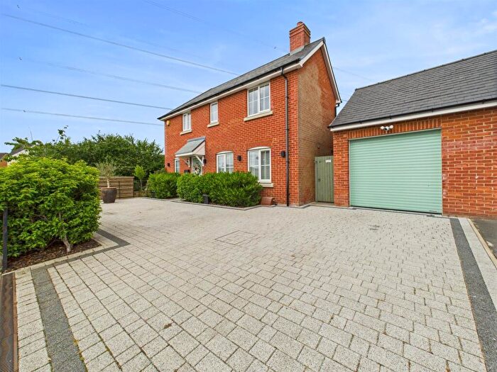 3 Bedroom Detached House For Sale In Paradise Orchard, Berryfields, Aylesbury, HP18