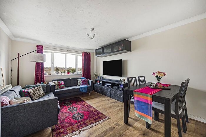 2 Bedroom Flat For Sale In Winslet Place, Oxford Road, Reading, RG30