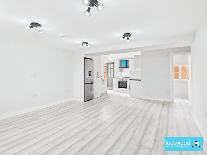 3 Bedroom Flat To Rent In Town Lane, Stanwell, TW19