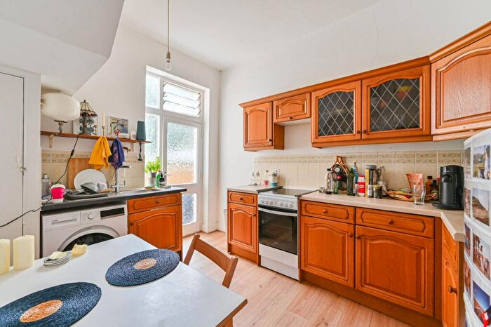 1 Bedroom Flat To Rent In Oakhurst Grove, East Dulwich, London, SE22