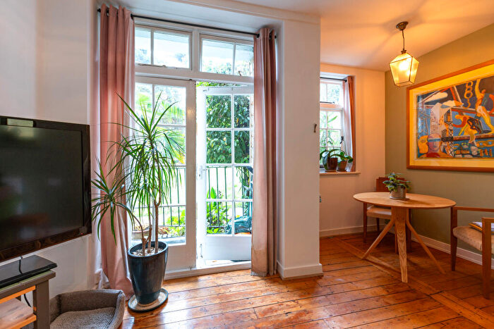 2 Bedroom Flat For Sale In Oakeshott Avenue, London, N6