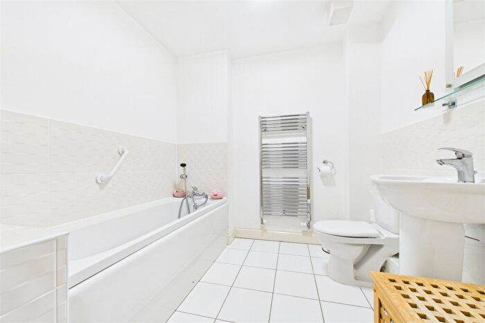 2 Bedroom Apartment For Sale In Shoppenhangers Road, Maidenhead, Berkshire, SL6