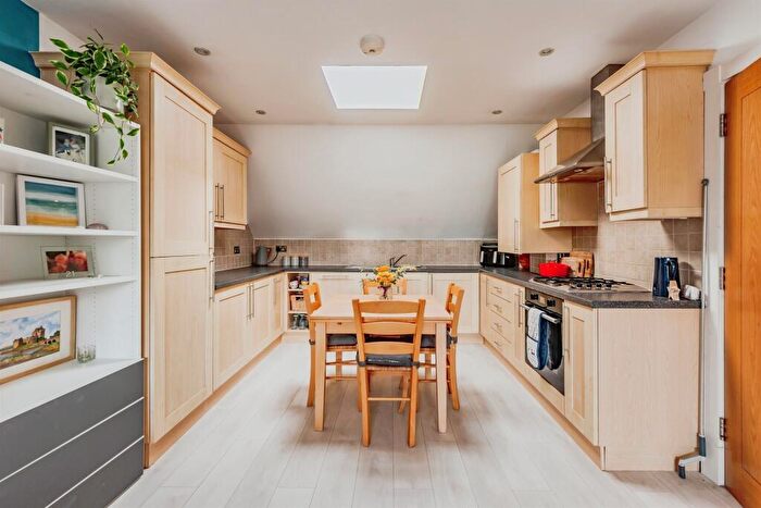 2 Bedroom Apartment For Sale In London Road South, Merstham, Redhill, RH1