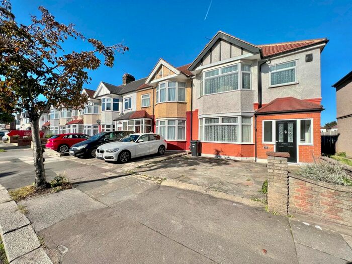 3 Bedroom Terraced House To Rent In Castleview Gardens, Ilford, IG1