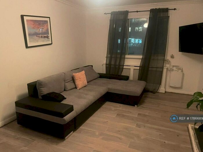 3 Bedroom Flat To Rent In Mickledore, London, NW1