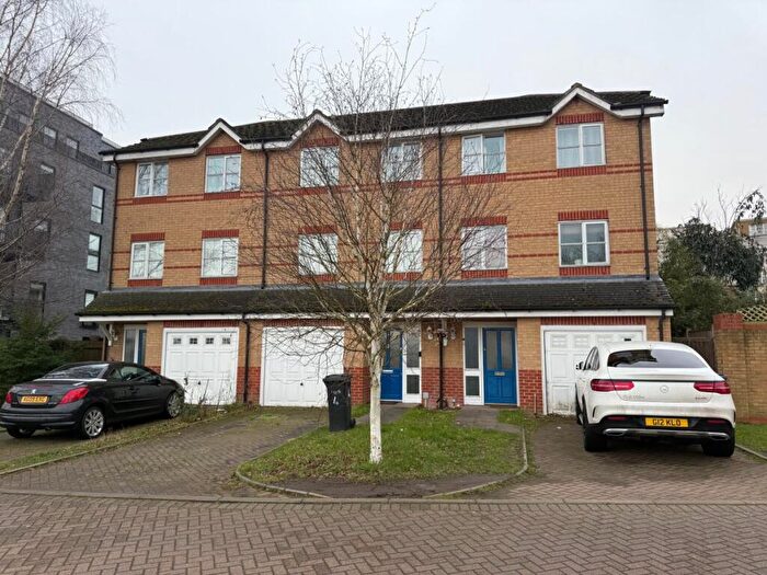 1 Bedroom Flat To Rent In Pickards Close, Southgate, N14