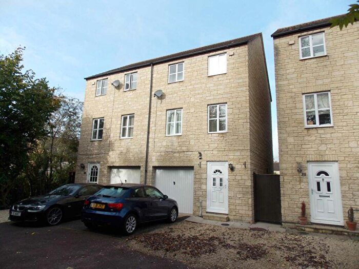 3 Bedroom Semi-Detached House To Rent In Redwing Close, Bicester, OX26