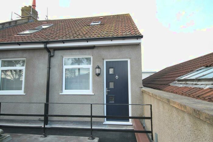 2 Bedroom Flat To Rent In Badminton Road Downend Bristol., BS16