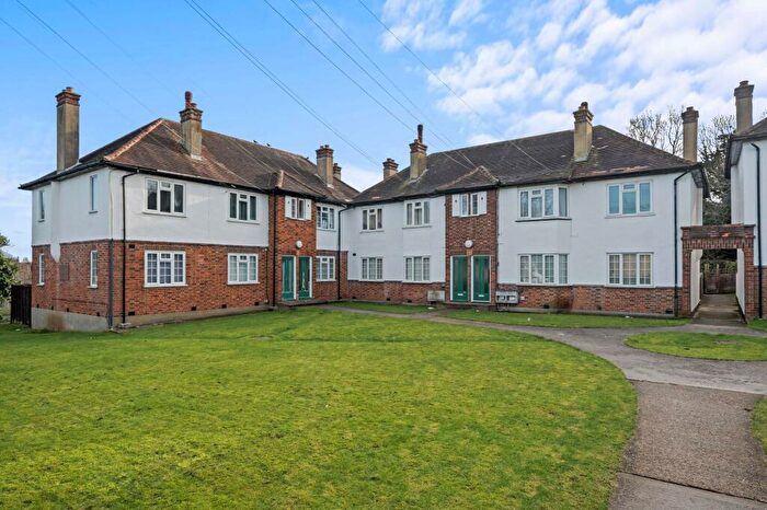 2 Bedroom Flat For Sale In Alberta Avenue, Cheam, SM1