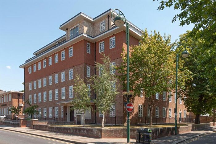 1 Bedroom Flat For Sale In Lemna Road, Leytonstone, E11