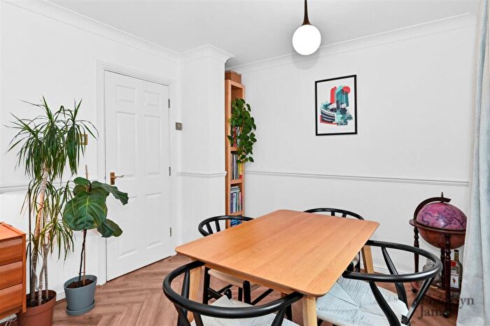 2 Bedroom Apartment For Sale In Island Row, London, E14