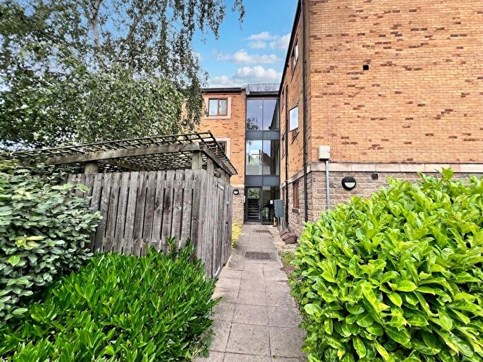 2 Bedroom Apartment For Sale In Greenlea Court, Huddersfield, HD5