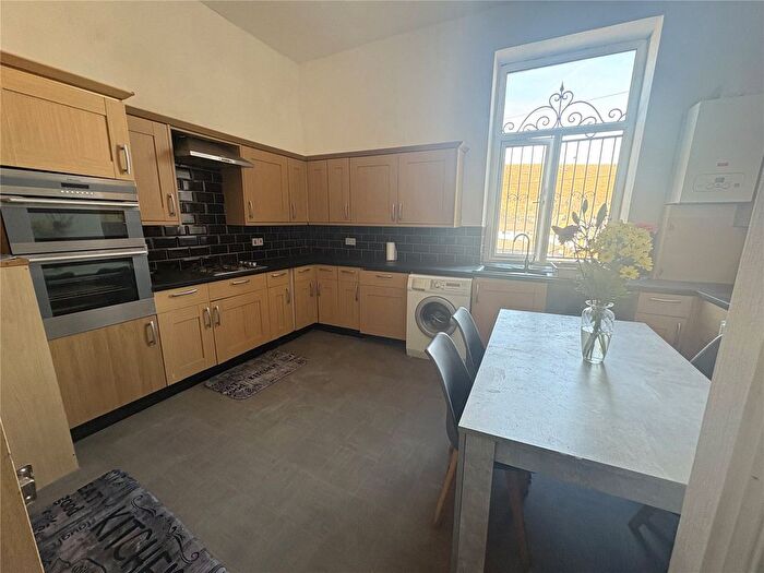 3 Bedroom Flat To Rent In Arundel Street, Mossley, Ashton-Under-Lyne, Greater Manchester, OL5