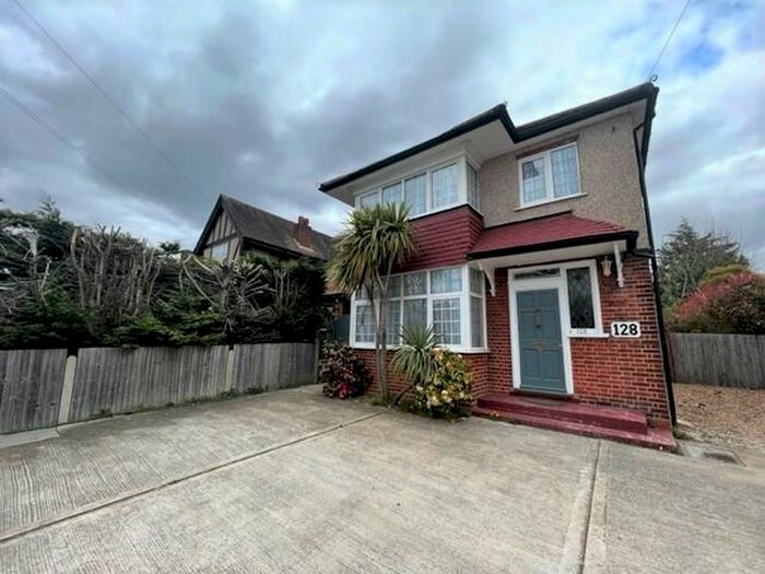 4 Bedroom House To Rent In Edgwarebury Lane, Edgware, HA8