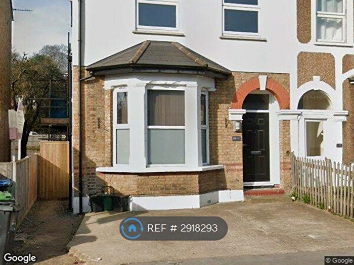 3 Bedroom Flat To Rent In Brighton Road, South Croydon, CR2