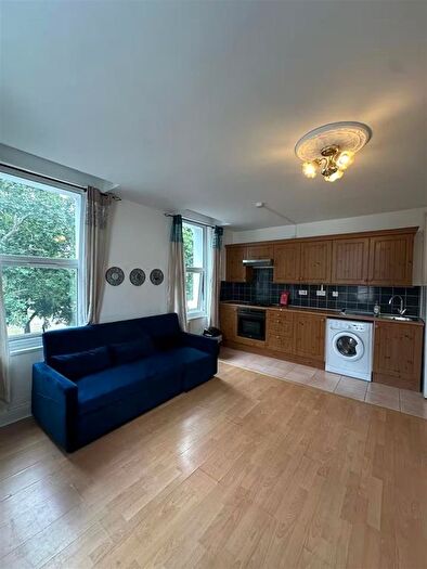 1 Bedroom Flat To Rent In Uxbridge Road, Shepherds Bush, London, W12