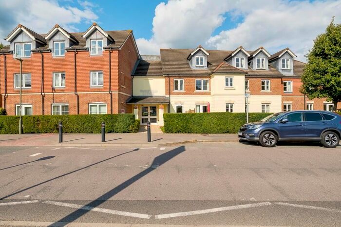 2 Bedroom Flat To Rent In Lightwater, Surrey, GU18